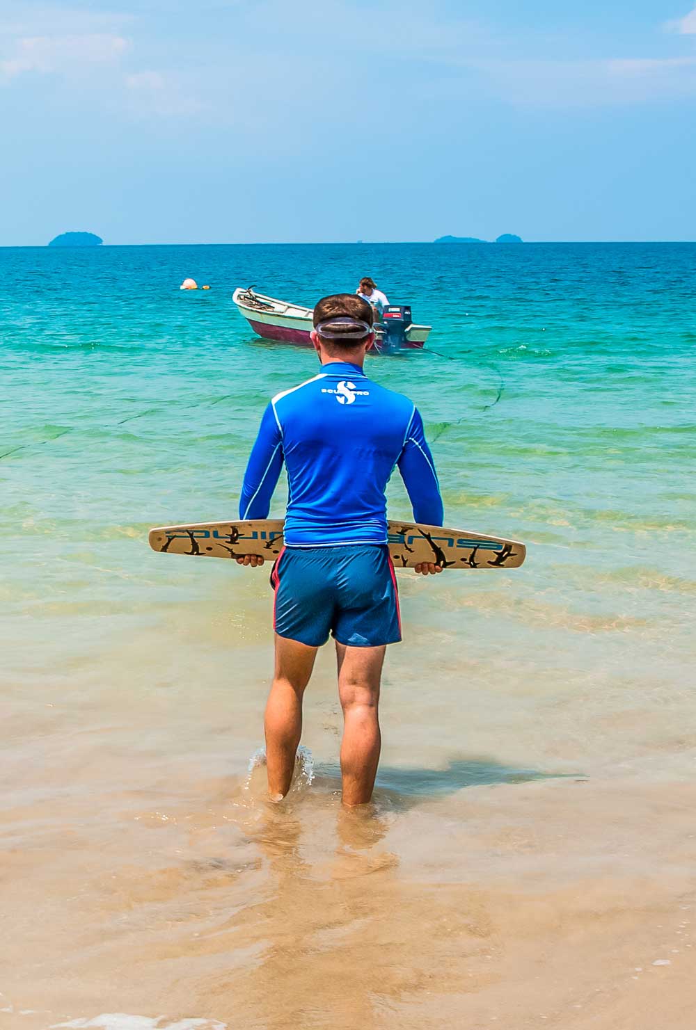 Man standing on the beach with a subwing in his hands